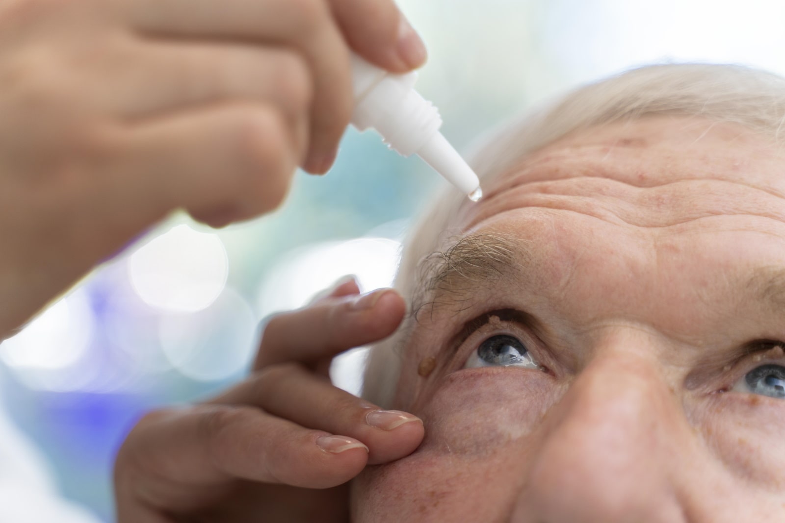 Фото катаракты у пожилых людей. Катаракта жалобы пациента. Катаракта капают в глаз. Лечение глаукомы у пожилых людей. Лечение катаракты у пожилых людей операция