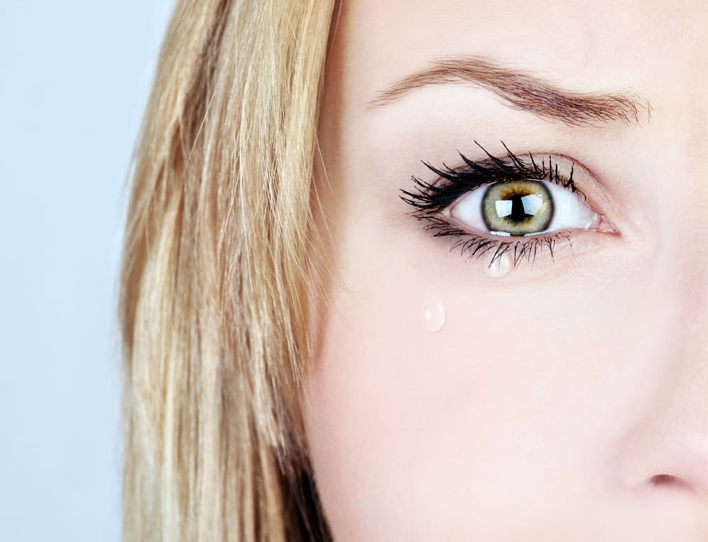 Почему глаза слезятся при простуде и насморке: причины и методы лечения